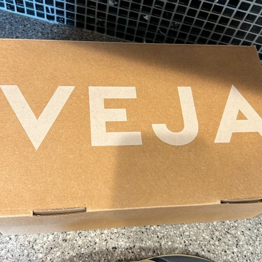 VEJA DEKKAN ALVEOMESH SNEAKERS PIERRE NEW IN BOX Size 42 EU